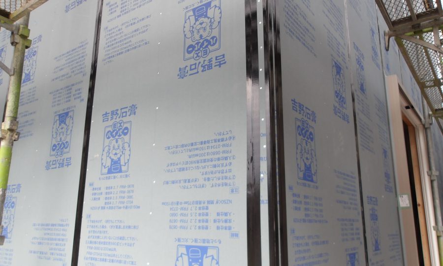 耐力壁に気密テープを張る